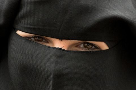 Die Frau, die die Verkäuferin des Modegeschäftes attackierte, trug den Angaben zufolge einen Nikab, hier ein Symbolbild.