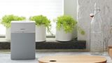 Bose SoundTouch 10 - Lieblingsmusik auf Knopfdruck  Bose mischt schon eine Weile im Multiroom-Markt mit, doch erst mit der letzten Soundtouch-Generation fühlt es sich auch gut an. Der kleinste Lautsprecher ist der SoundTouch 10 (hier im Bild), den es in Schwarz und Weiß gibt. Kostenpunkt: 179 Euro. Auf der Oberseite gibt es sechs Tasten, die man individuell belegen kann - vom Lieblings-Radiosender bis zu ganzen Alben. Dank Bluetooth-Anbindung kann man von beinahe jedem Gerät Musik rüberfunken.