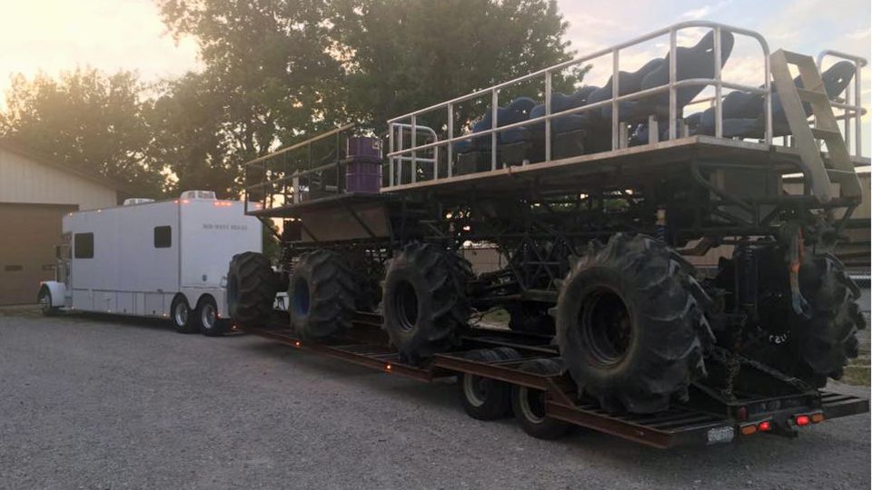 Amphibien-Fahrzeug: Die Buggies werden verladen. Die Buggies werden verladen.