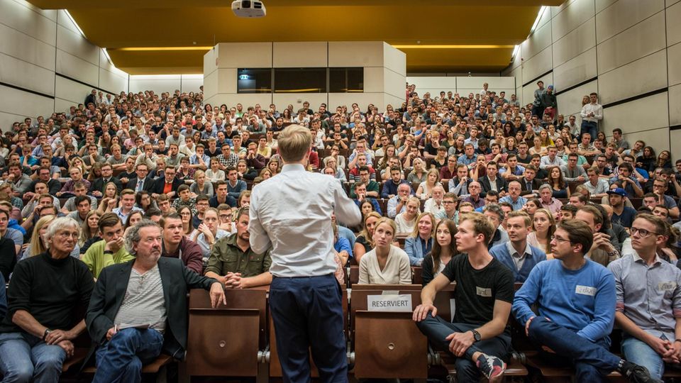 FDP-Chef auf Erfolgskurs: Alle Augen auf ihn: Wer sich Lindner als Redner einlädt, kann dieser Tage ziemlich sicher sein, dass die Hütte voll wird – wie hier in Göttingen Alle Augen auf ihn: Wer sich Lindner als Redner einlädt, kann dieser Tage ziemlich sicher sein, dass die Hütte voll wird – wie hier in Göttingen