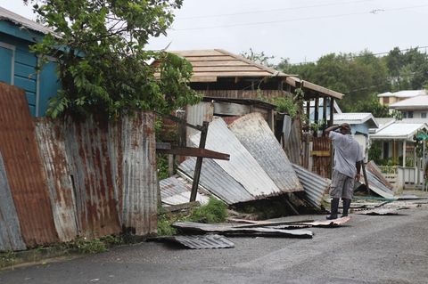 Ein Mann betrachtet in Barbuda Schäden auf seinem Grundstück, nachdem Hurrikan "Irma" über die Stadt gezogen war