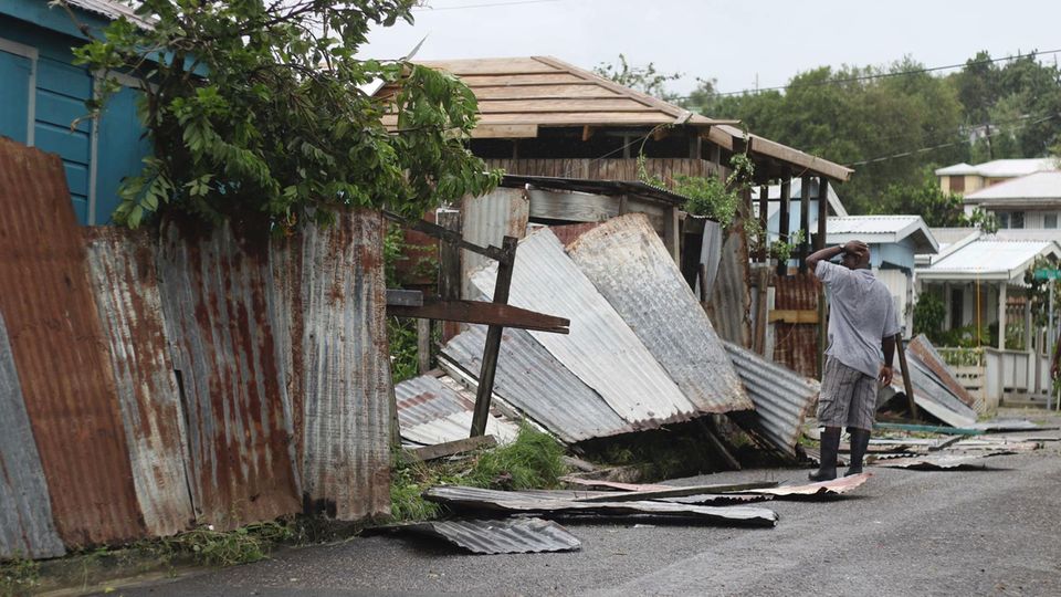 Ein Mann betrachtet in Barbuda Schäden auf seinem Grundstück, nachdem Hurrikan "Irma" über die Stadt gezogen war