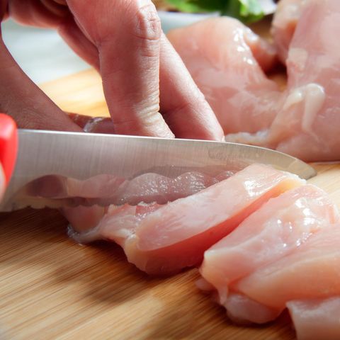 Geflügelfleisch kann mit krankmachenden Keimen belastet sein