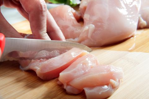 Geflügelfleisch kann mit krankmachenden Keimen belastet sein