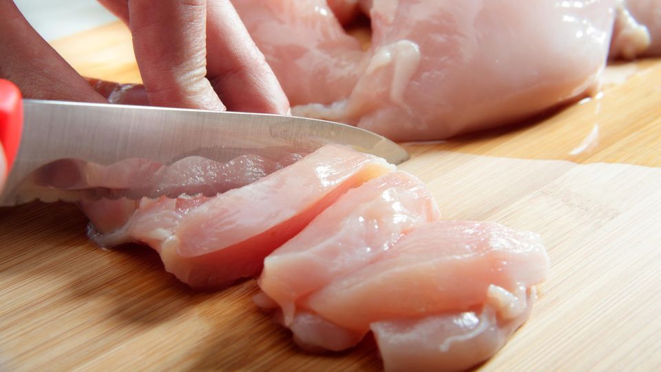 Geflügelfleisch kann mit krankmachenden Keimen belastet sein