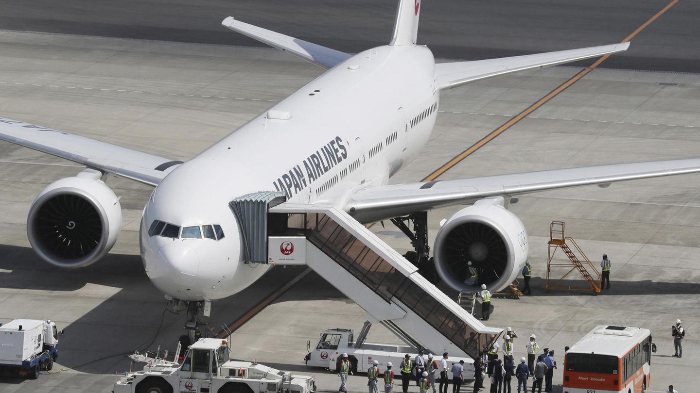 Die Maschine von Japan Airlines musste am Flughafen von Tokio notlanden