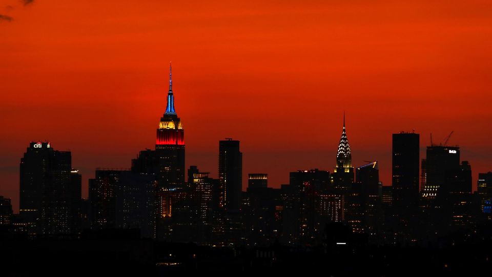 Die Sky-Line von New York besticht durch einen rot-leuchtenden Himmel