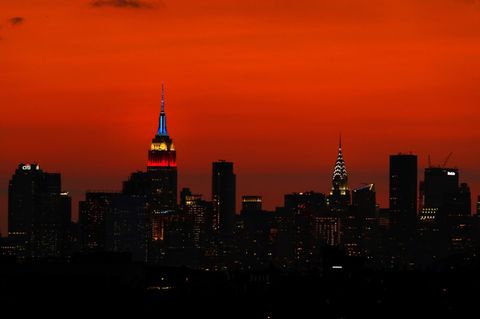 Die Sky-Line von New York besticht durch einen rot-leuchtenden Himmel