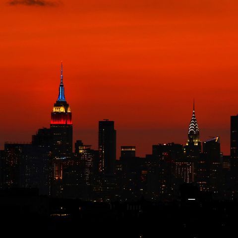 Die Sky-Line von New York besticht durch einen rot-leuchtenden Himmel