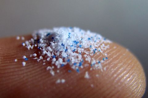 Kleine Kunststoffpartikel, die in Peeling Gel sind