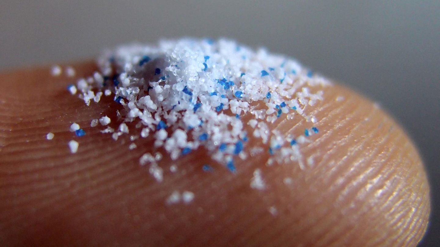 Kleine Kunststoffpartikel, die in Peeling Gel sind