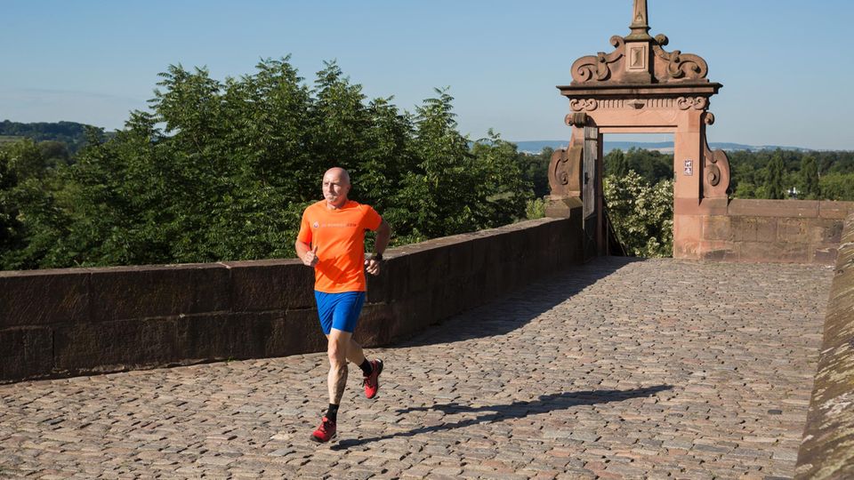 Entspannungsmethode: Jörg Oberle, 46, Extremsportler und Lauftrainer, Aschaffenburg "Vor zwei Jahren habe ich bei der Vorbereitung auf den Zugspitz-Marathon aus einer Gehmeditation eine Laufmeditation für mich entwickelt. Das war gar nicht so einfach. Denn beim Laufen gingen mir alle möglichen Dinge durch den Kopf. Nun konzentriere ich mich auf das Wesentliche: Ich nehme den Boden wahr, meinen Körper, wie ich die Ferse hebe, den Fuß setze. Körper und Geist verschmelzen. Ich spüre noch Schmerzen, aber ich nehme sie an. So kann ich zwar nicht schneller, aber länger laufen. Und ich fühle mich freier. Beim Zugspitz-Marathon habe ich im Ziel geweint, nicht so sehr aus Erschöpfung, sondern weil das Gefühl so schön war." Jörg Oberle, 46, Extremsportler und Lauftrainer, Aschaffenburg "Vor zwei Jahren habe ich bei der Vorbereitung auf den Zugspitz-Marathon aus einer Gehmeditation eine Laufmeditation für mich entwickelt. Das war gar nicht so einfach. Denn beim Laufen gingen mir alle möglichen Dinge durch den Kopf. Nun konzentriere ich mich auf das Wesentliche: Ich nehme den Boden wahr, meinen Körper, wie ich die Ferse hebe, den Fuß setze. Körper und Geist verschmelzen. Ich spüre noch Schmerzen, aber ich nehme sie an. So kann ich zwar nicht schneller, aber länger laufen. Und ich fühle mich freier. Beim Zugspitz-Marathon habe ich im Ziel geweint, nicht so sehr aus Erschöpfung, sondern weil das Gefühl so schön war."