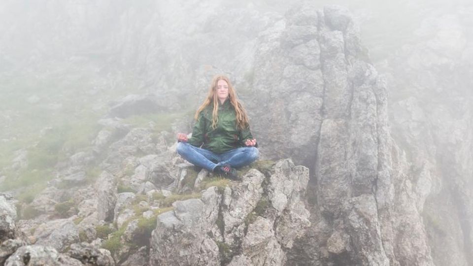 Entspannungsmethode: Madlen Petzsche, 28, Coach und Trainerin, München "Ich meditiere beinahe täglich. Wann immer es möglich ist, suche ich mir dazu einen stillen, friedlichen Ort in der Natur, wie etwa die Karwendelspitze. Draußen fällt es mir leichter. Die Natur ist für mich ein Sinnbild für das, was ich mit der Meditation erreichen möchte: einfach zu sein. Wie ein Baum, der, gut geerdet mit seinen tiefen Wurzeln, das Leben nimmt, wie es kommt. Meditieren bietet mir die Möglichkeit, mich zu sammeln und gleichzeitig Abstand zu gewinnen. Das lässt mich selbstbestimmter mein Leben gestalten." Madlen Petzsche, 28, Coach und Trainerin, München "Ich meditiere beinahe täglich. Wann immer es möglich ist, suche ich mir dazu einen stillen, friedlichen Ort in der Natur, wie etwa die Karwendelspitze. Draußen fällt es mir leichter. Die Natur ist für mich ein Sinnbild für das, was ich mit der Meditation erreichen möchte: einfach zu sein. Wie ein Baum, der, gut geerdet mit seinen tiefen Wurzeln, das Leben nimmt, wie es kommt. Meditieren bietet mir die Möglichkeit, mich zu sammeln und gleichzeitig Abstand zu gewinnen. Das lässt mich selbstbestimmter mein Leben gestalten."