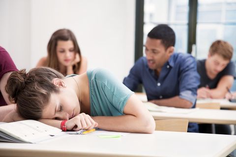 Teenager schläft in der Schule ein