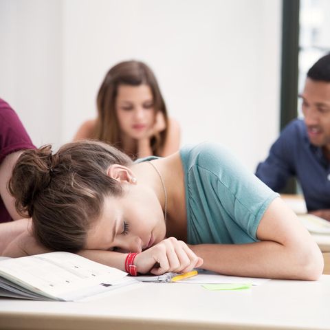 Teenager schläft in der Schule ein