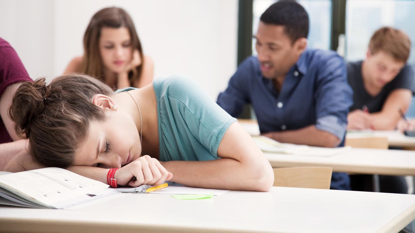 Teenager schläft in der Schule ein