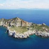 Dieses Kleinod ist gar nicht weit weg: Cerboli liegt vor der italienischen Küste im so genannten Toskanische Archipel, das laut der Weltnaturschutzunion zu den bedeutendsten Naturwundern der Welt gehört. Die Insel ist rund 10 Hektar groß und unbewohnt. Für 4 Millionen Euro soll sie den Besitzer wechseln.  Mehr Infos gibt es hier.          https://privateislandsonline.com/europe/italy/cerboli-island