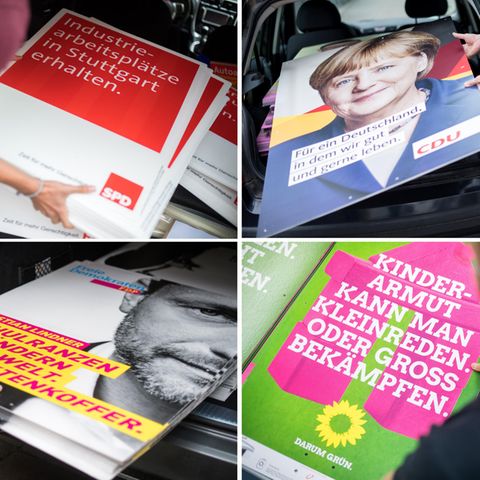 Wahlkämpfer der Parteien SPD, der CDU, der FDP und der Partei "Bündnis 90/Die Grünen" Plakate ihrer Partei für das Aufhängen vor.