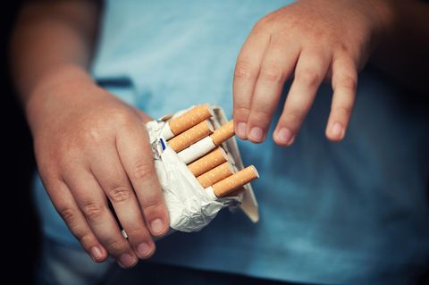 Vor laufender Kamera: Ein junge Mutter hat in Argentinien ihre Tochter zum Rauchen und Trinken genötigt
