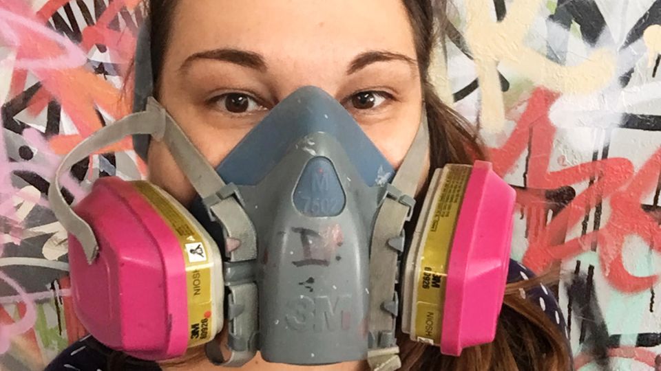 Keine Journalistin kam Banksy zuvor so nahe: Nora Reinhardt atmete wohl Banksy-Atome ein, als sie seine Maske aufsetzte.