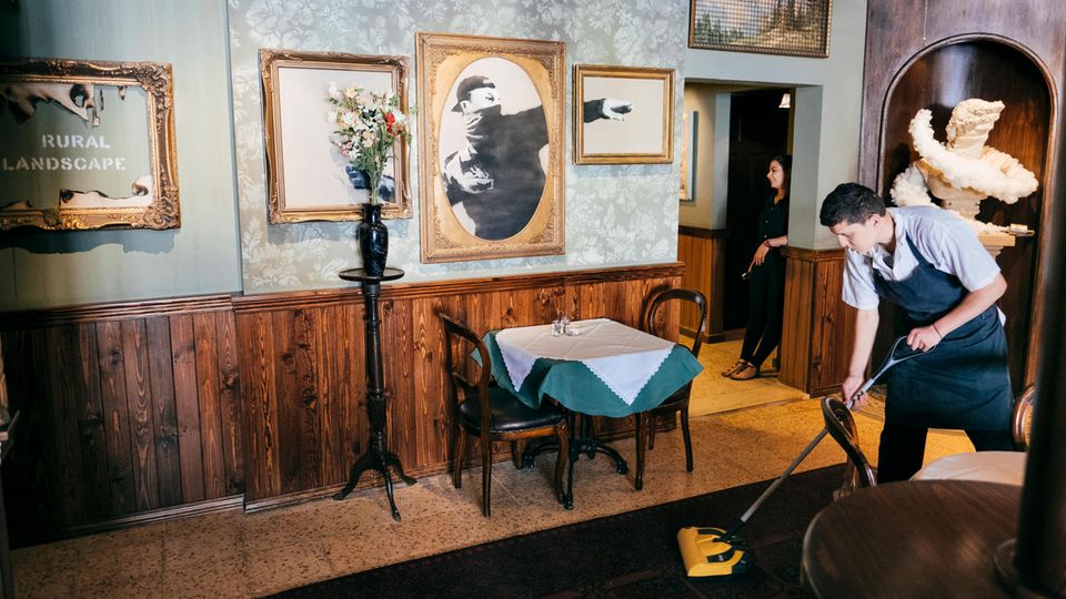 Mehr Personal als Gäste: "Wir überleben, weil Banksy Geld in das Hotel steckt", sagt der Manager