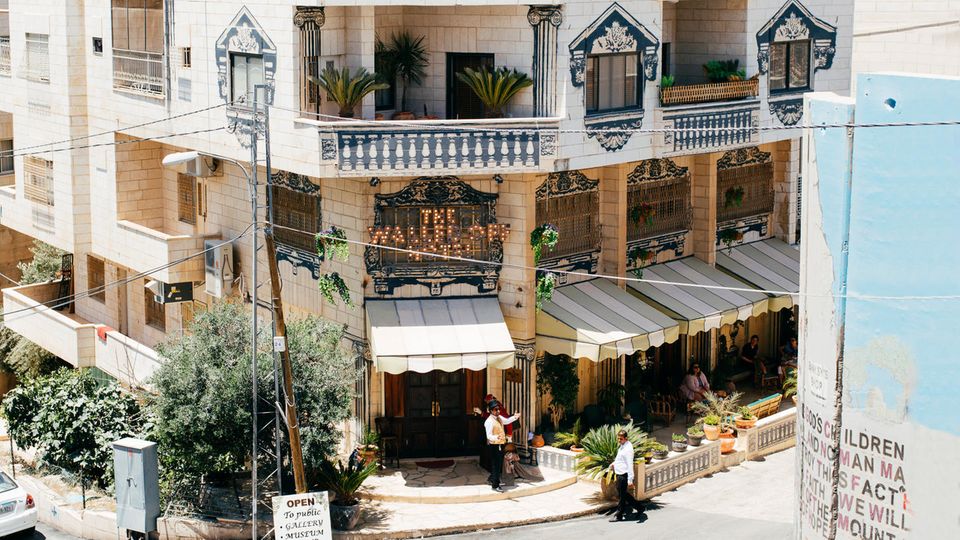 The Walled Off Hotel: Die Fassade besprühte Banksy in einer Nacht- und Nebelaktion selbst.