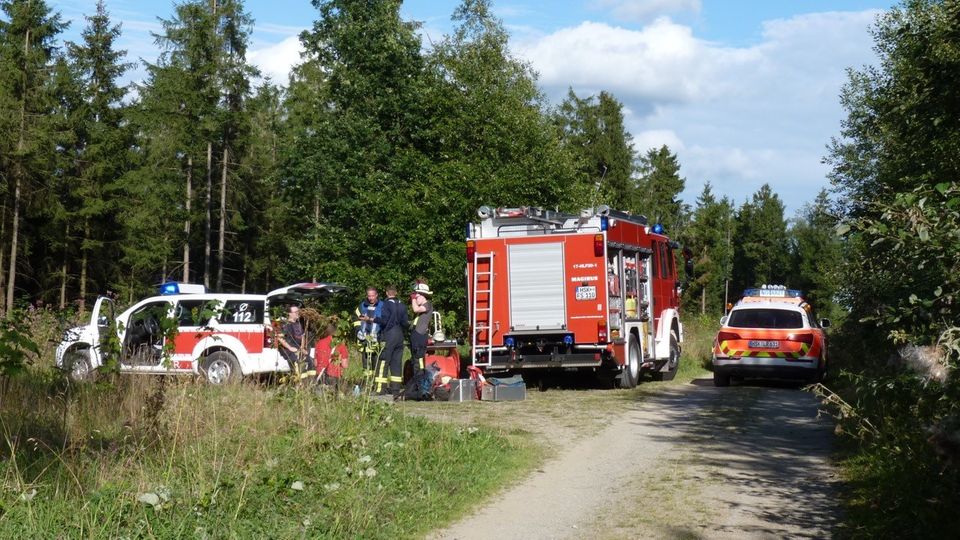 Wenn die Fallschirme versagen: Die Rettungskräfte hatten Schwierigkeiten an die Absturzstelle mitten im Wald zu gelangen Die Rettungskräfte hatten Schwierigkeiten an die Absturzstelle mitten im Wald zu gelangen