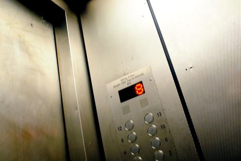 Beim Spielen ist ein zweijähriger Junge in einen Aufzugschacht gefallen