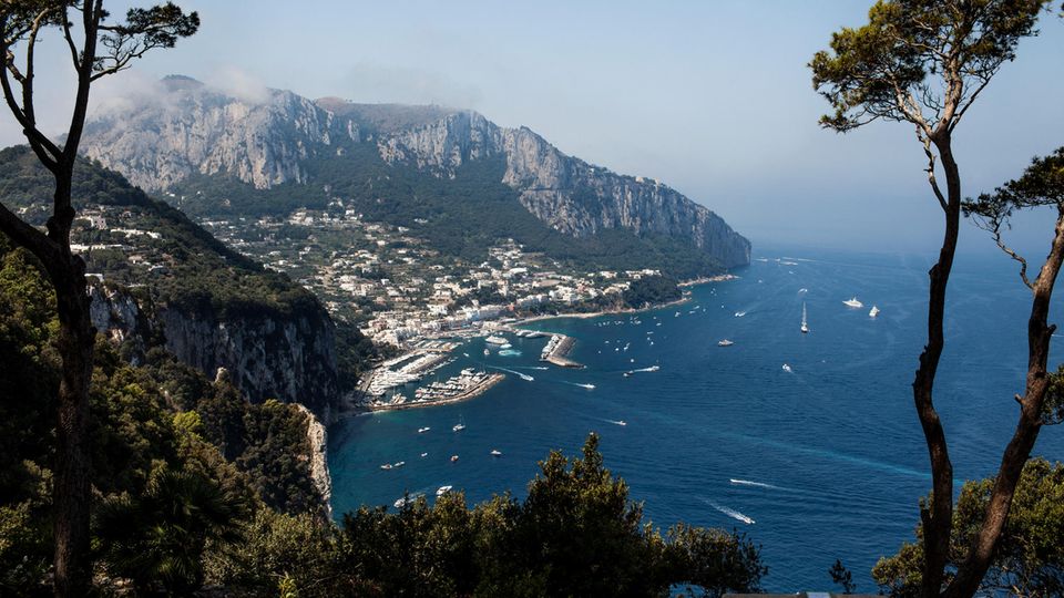 Beliebte Mittelmeerinsel: Willkommen: Die Marina Grande von Capri empfängt täglich bis zu 15.000 Besucher, die mit Fähren vom Festland her anreisen Willkommen: Die Marina Grande von Capri empfängt täglich bis zu 15.000 Besucher, die mit Fähren vom Festland her anreisen