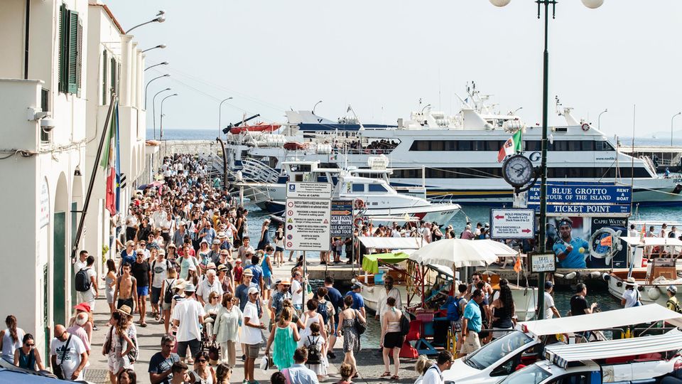 Beliebte Mittelmeerinsel: Ausgespuckt: 500 bis 600 Touristen entlädt jede voll besetzte Fähre, die an der Hafenmole anlegt Ausgespuckt: 500 bis 600 Touristen entlädt jede voll besetzte Fähre, die an der Hafenmole anlegt