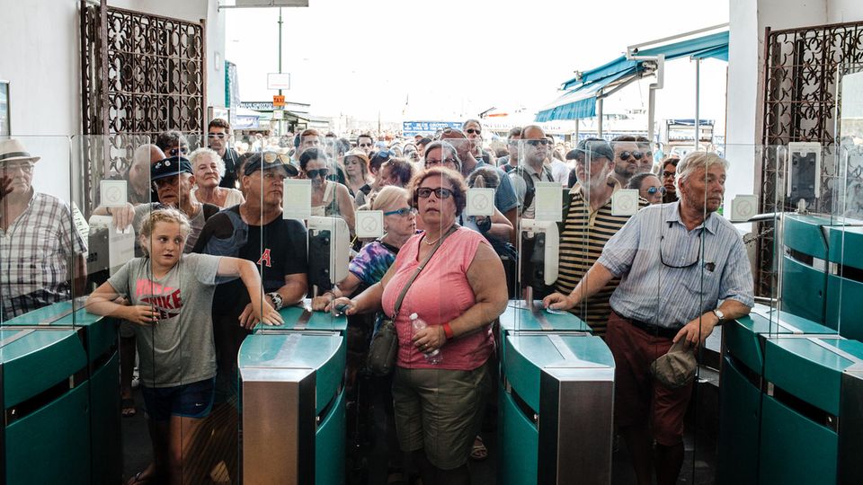 Beliebte Mittelmeerinsel: Nichts geht mehr: Am Eingang der Standseilbahn vom Hafen in die Stadt drängen sich Besucher Nichts geht mehr: Am Eingang der Standseilbahn vom Hafen in die Stadt drängen sich Besucher