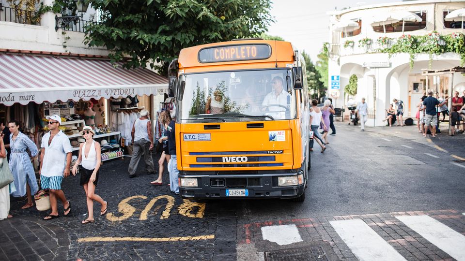 Die kleinen Linienbusse zwischen Capri und Anacapri sind meist überfüllt – "completo"