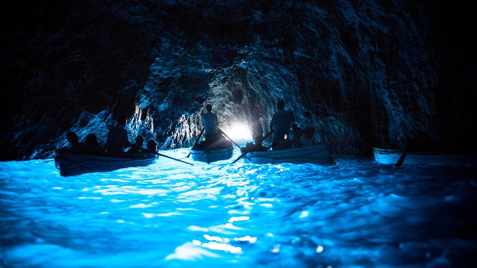 Beliebte Mittelmeerinsel: Attraktion Nummer eins: die berühmte Blaue Grotte, deren sandiger Grund das Sonnenlicht in die Meereshöhle hineinreflektiert Attraktion Nummer eins: die berühmte Blaue Grotte, deren sandiger Grund das Sonnenlicht in die Meereshöhle hineinreflektiert