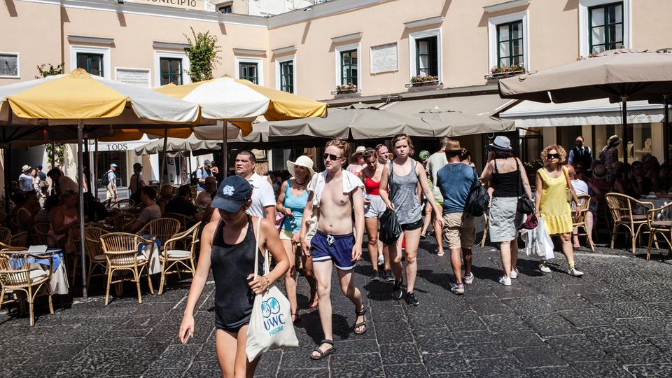 Beliebte Mittelmeerinsel: Auflauf: Vor dem "Municipio", der Stadtverwaltung von Capri, flanieren blasse Touristen Auflauf: Vor dem "Municipio", der Stadtverwaltung von Capri, flanieren blasse Touristen