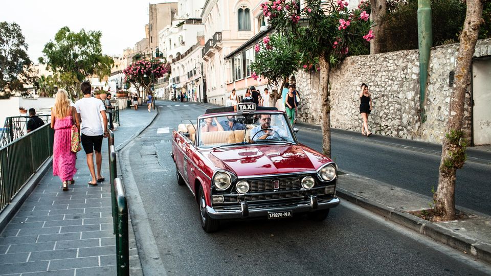 Auf die elegante Tour: Ein Cabrio-Taxi wie dieses nimmt 20 Euro für die kurze Fahrt vom Hafen ins Zentrum Capris