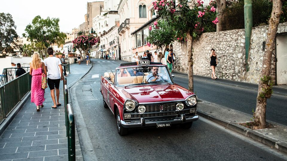 Beliebte Mittelmeerinsel: Auf die elegante Tour: Ein Cabrio-Taxi wie dieses nimmt 20 Euro für die kurze Fahrt vom Hafen ins Zentrum Capris Auf die elegante Tour: Ein Cabrio-Taxi wie dieses nimmt 20 Euro für die kurze Fahrt vom Hafen ins Zentrum Capris