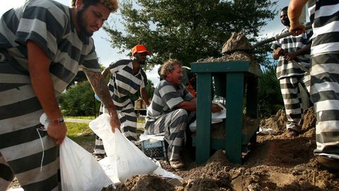 Florida: Strafgefangene befüllen Säcke mit Sand, um den Bewohnern bei den Vorbereitungen auf Hurrikan "Irma" zu helfen
