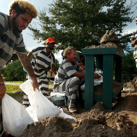 Florida: Strafgefangene befüllen Säcke mit Sand, um den Bewohnern bei den Vorbereitungen auf Hurrikan "Irma" zu helfen
