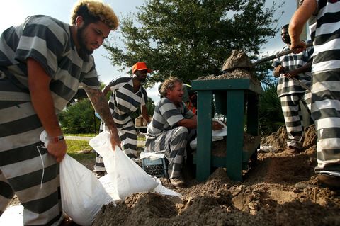 Florida: Strafgefangene befüllen Säcke mit Sand, um den Bewohnern bei den Vorbereitungen auf Hurrikan "Irma" zu helfen
