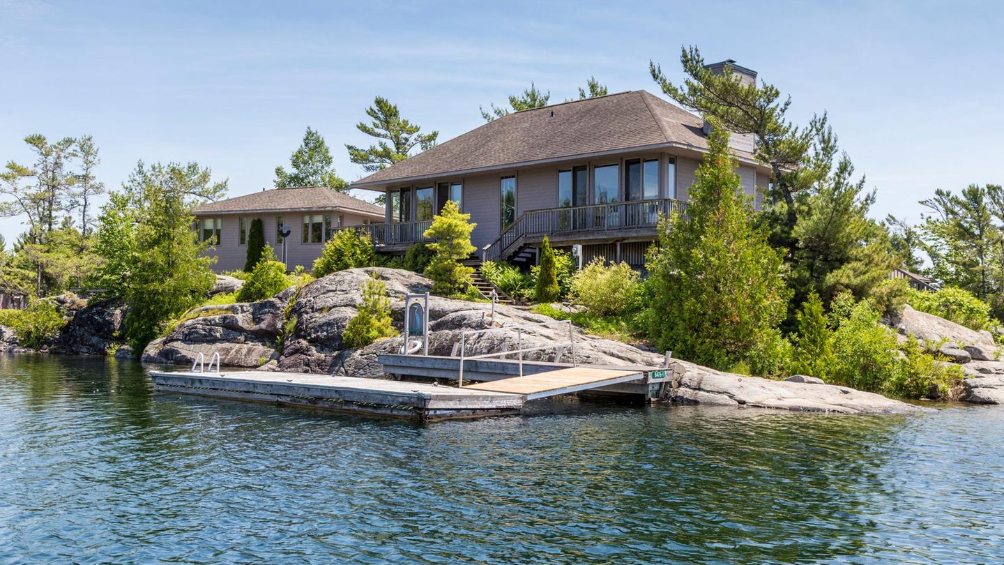 Insel-Kauf als Geldanlage: Wie wäre es mit diesem zauberhaften Eiland in Ontario, Kanada? Die nur 1,5 Hektar große Insel verfügt über ein Haupt- und ein Gästehaus. Per Boot brauchen Sie rund 20 Minuten in die nächste Stadt. Der Preis liegt bei rund 1,7 Millionen Dollar. Wie wäre es mit diesem zauberhaften Eiland in Ontario, Kanada? Die nur 1,5 Hektar große Insel verfügt über ein Haupt- und ein Gästehaus. Per Boot brauchen Sie rund 20 Minuten in die nächste Stadt. Der Preis liegt bei rund 1,7 Millionen Dollar.