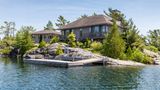Wie wäre es mit diesem zauberhaften Eiland in Ontario, Kanada? Die nur 1,5 Hektar große Insel verfügt über ein Haupt- und ein Gästehaus. Per Boot brauchen Sie rund 20 Minuten in die nächste Stadt. Der Preis liegt bei rund 1,7 Millionen Dollar.