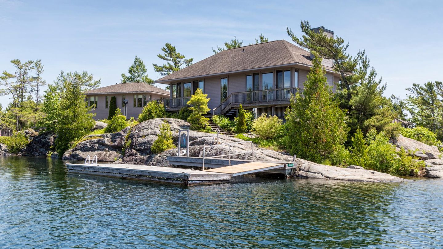 Wie wäre es mit diesem zauberhaften Eiland in Ontario, Kanada? Die nur 1,5 Hektar große Insel verfügt über ein Haupt- und ein Gästehaus. Per Boot brauchen Sie rund 20 Minuten in die nächste Stadt. Der Preis liegt bei rund 1,7 Millionen Dollar.