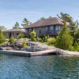 Wie wäre es mit diesem zauberhaften Eiland in Ontario, Kanada? Die nur 1,5 Hektar große Insel verfügt über ein Haupt- und ein Gästehaus. Per Boot brauchen Sie rund 20 Minuten in die nächste Stadt. Der Preis liegt bei rund 1,7 Millionen Dollar.