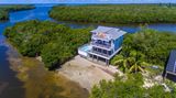 Dieses Schmuckstück wurde bislang vermietet - und könnte sich somit als Geldanlage perfekt eignen. Die 4 Hektar große Insel befindet sich in Florida in der Nähe von Boca Grande. Den Preis gibt es auf Anfrage,