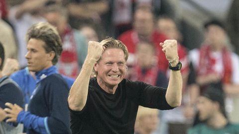 Markus Gisdol, Trainer des HSV grübelt über die Taktik für das Spiel gegen RB Leipzig nach