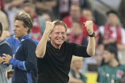 Markus Gisdol, Trainer des HSV grübelt über die Taktik für das Spiel gegen RB Leipzig nach