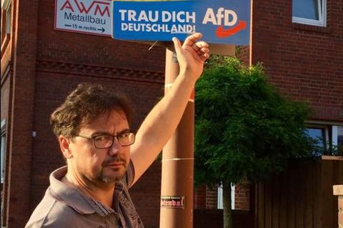 "Gezielte Provokation": Bürgermeister hängt AfD-Plakat ab und zeigt sich selbst an