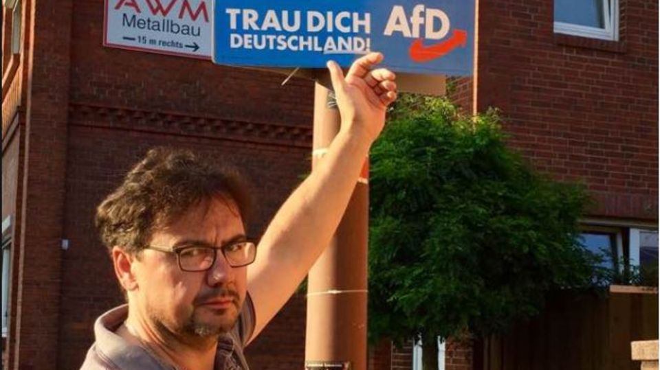 "Gezielte Provokation": Bürgermeister hängt AfD-Plakat ab und zeigt sich selbst an