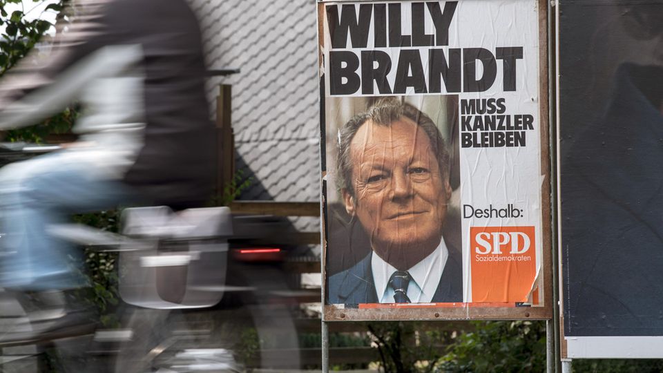Wahl 2017 Wahlplakat von Willy Brandt Ein Wahlplakat des ehemaligen Bundeskanzlers Willy Brandt steht in Leverkusen (Nordrhein-Westfalen) am Straßenrand