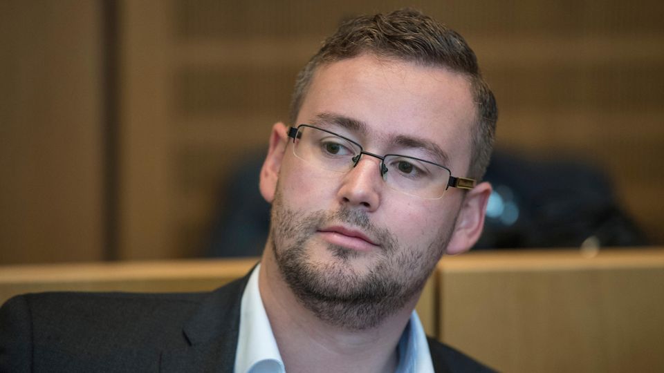 Bundestagswahl 2017: Der 28-jährige Sebastian Münzenmaier aus Rheinland-Pfalz steht als Angeklagter vor Gericht Der 28-jährige Sebastian Münzenmaier aus Rheinland-Pfalz steht als Angeklagter vor Gericht
